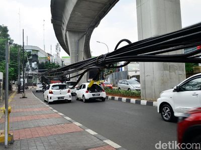 Duh, Kabel Semrawut Bahayakan Pengguna Jalan