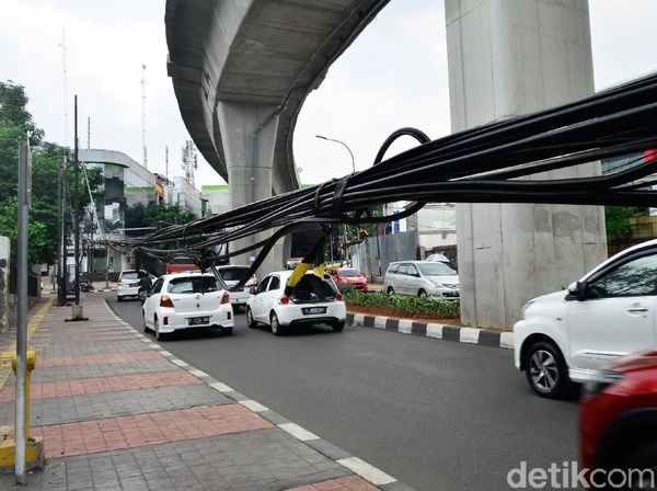 Duh, Kabel Semrawut Bahayakan Pengguna Jalan