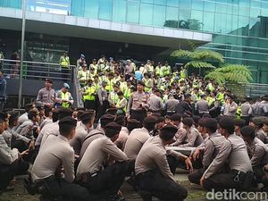 Polisi Perketat Pengamanan Lokasi Sidang Buni Yani Polisi Perketat Pengamanan Lokasi Sidang Buni Yani