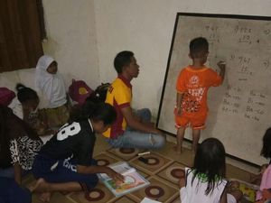 Kisah Brigadir Ilyas, Pengajar Baca-Tulis Anak-anak Desa di Mamuju Kisah Brigadir Ilyas, Pengajar Baca-Tulis Anak-anak Desa di Mamuju