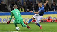 Meski begitu, Italia mendapatkan sejumlah peluang bagus, antara lain ketika Ciro Immobile berhadapan langsung dengan kiper Robin Olsen. Foto: Marco Luzzani/Getty Images