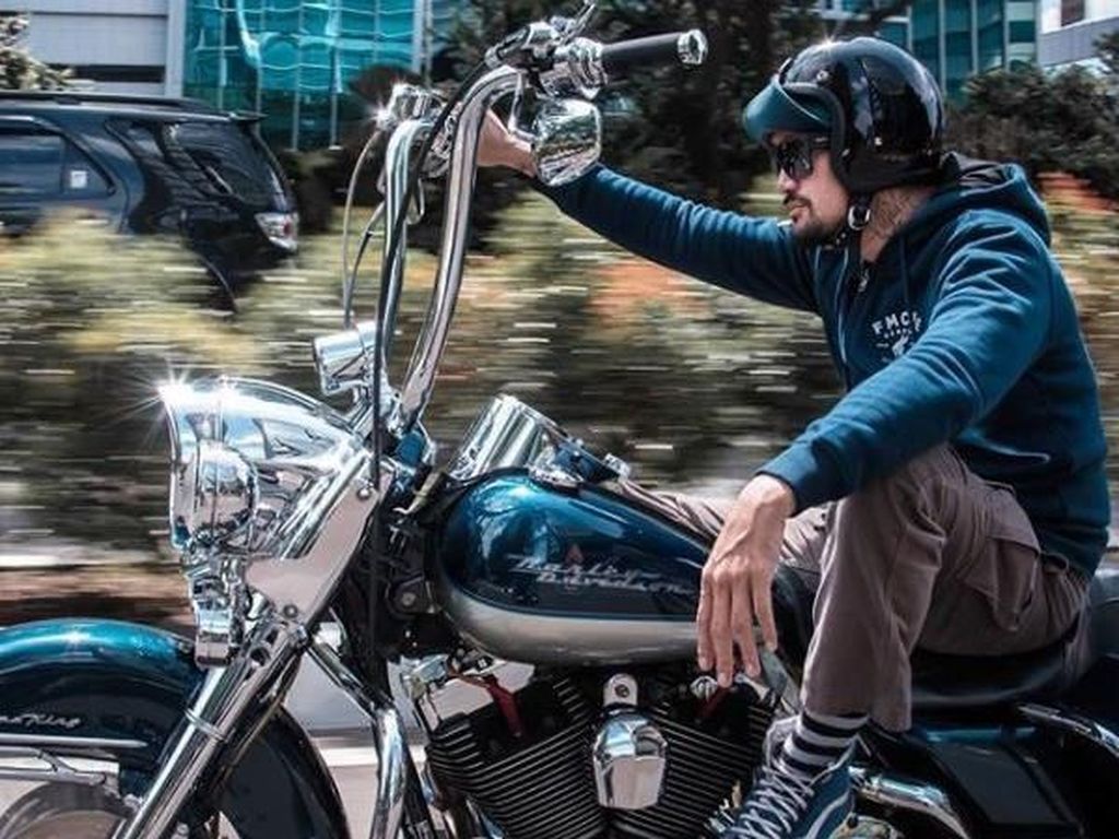 Tora Sudiro Klepek-klepek dengan Suara Harley Tora Sudiro Klepek-klepek dengan Suara Harley