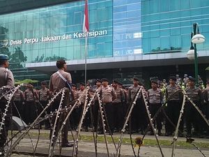 Kawat Berduri Hingga Kendaraan Taktis Amankan Sidang Vonis Buni Yani Kawat Berduri Hingga Kendaraan Taktis Amankan Sidang Vonis Buni Yani