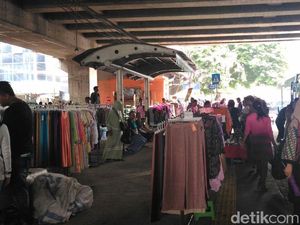 Gelar Lapak di Trotoar, Pedagang Tanah Abang Ngaku Omzetnya Naik