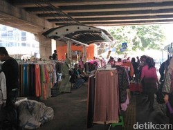 Gelar Lapak di Trotoar, Pedagang Tanah Abang Ngaku Omzetnya Naik