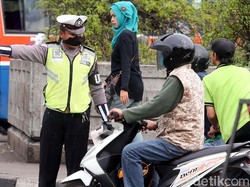 Pelanggar Lalu Lintas Disuruh Polisi Jadi Talent Video Operasi Zebra