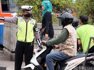 Pelanggar Lalu Lintas Disuruh Polisi Jadi Talent Video Operasi Zebra Pelanggar Lalu Lintas Disuruh Polisi Jadi Talent Video Operasi Zebra