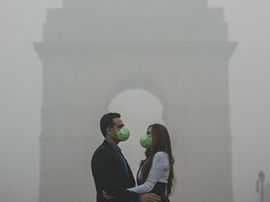 Protes Pencemaran Lingkungan, Pasangan Ini Foto Pranikah di Kabut Asap