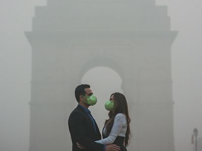 Protes Pencemaran Lingkungan, Pasangan Ini Foto Pranikah di Kabut Asap