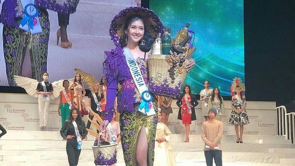 Foto: Gaya Kevin Lilliana Juara Miss International 2017, Jadi Mbok Jamu