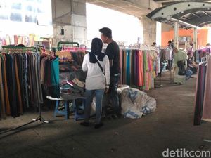 Toko Sepi, Pedagang Tanah Abang Buka Lapak di Trotoar