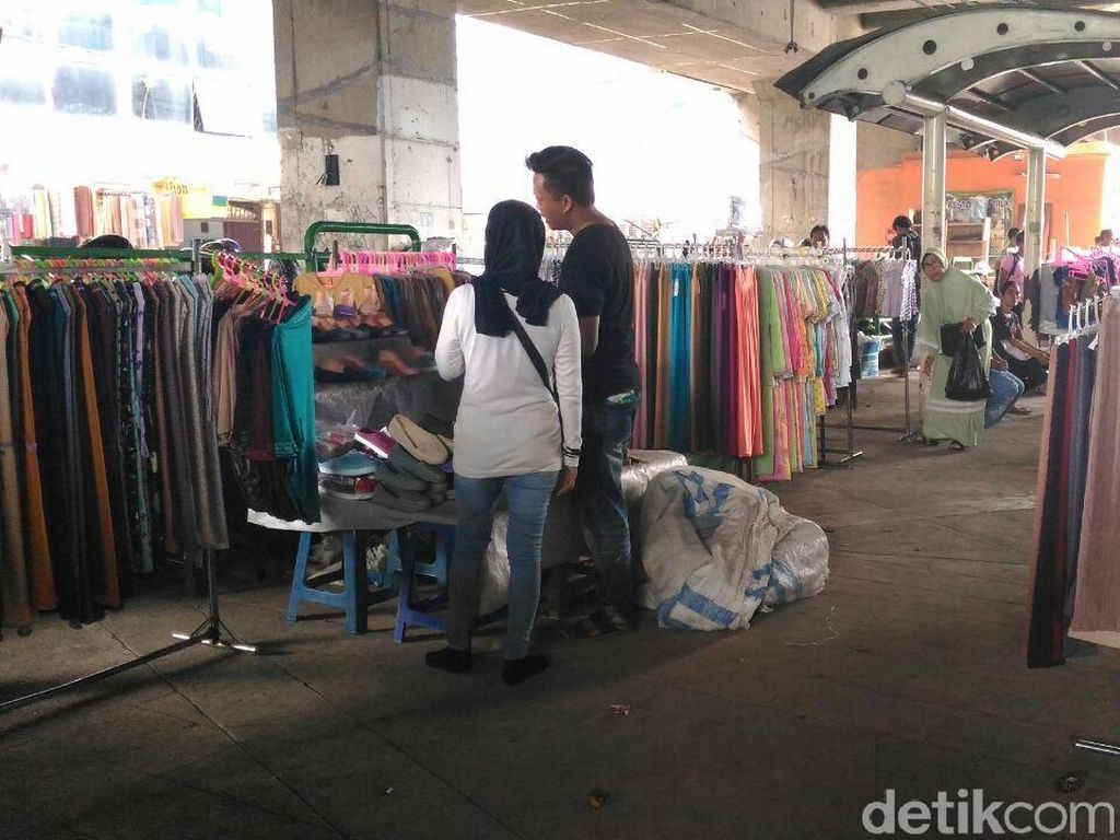 Toko Sepi, Pedagang Tanah Abang Buka Lapak di Trotoar Toko Sepi, Pedagang Tanah Abang Buka Lapak di Trotoar