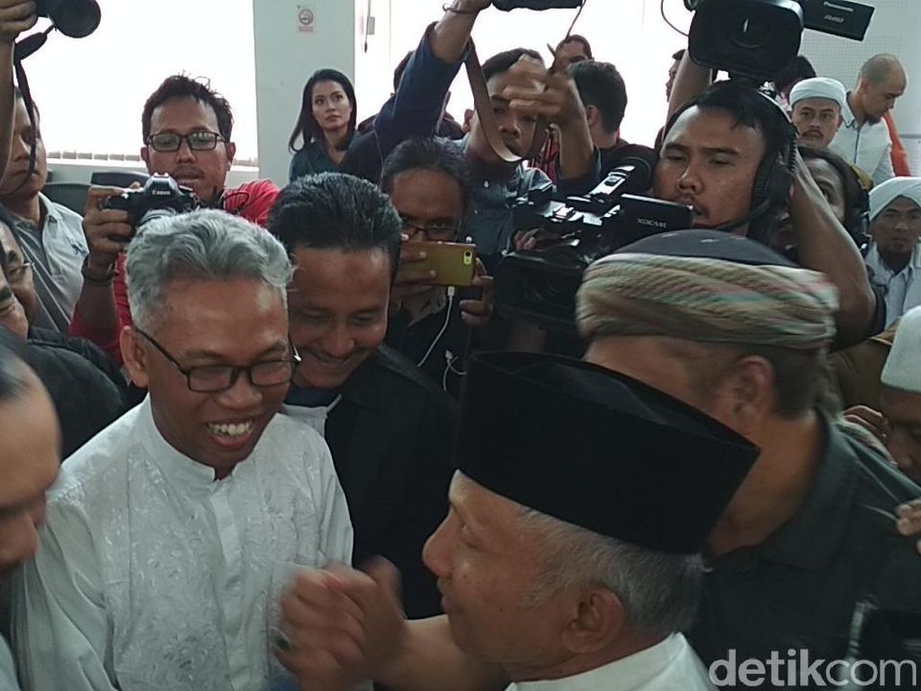 Video: Keriuhan Pendukung Saat Buni Yani Divonis 1 Tahun 6 Bulan Video: Keriuhan Pendukung Saat Buni Yani Divonis 1 Tahun 6 Bulan
