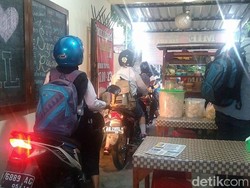 Viral Foto Warung Makan Dilewati Pemotor di Yogya yang Buat Penasaran