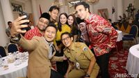Saat Para Pemain AAC2 Selfie dan Seru-seruan Bersama Anies-Sandi