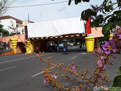 Diduga Melanggar, Reklame di Kertajaya ini Tak Juga Dibongkar