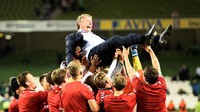 Ada yang kalah, ada yang menang. Ada yang tertunduk, ada yang berpesta. Denmark pun merayakan kelolosannya, setelah absen di Piala Dunia 2014 di Brasil lalu. (Foto: Clodagh Kilcoyne/REUTERS)