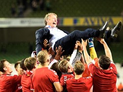 Ada yang kalah, ada yang menang. Ada yang tertunduk, ada yang berpesta. Denmark pun merayakan kelolosannya, setelah absen di Piala Dunia 2014 di Brasil lalu. (Foto: Clodagh Kilcoyne/REUTERS)