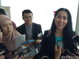 Pakai Bunga di Telinga, Begini Gaya Venna Melinda di DPR