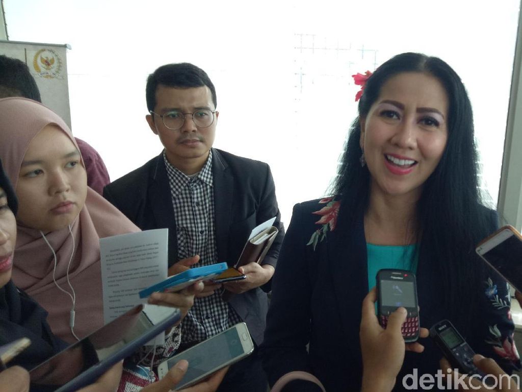 Pakai Bunga di Telinga, Begini Gaya Venna Melinda di DPR Pakai Bunga di Telinga, Begini Gaya Venna Melinda di DPR
