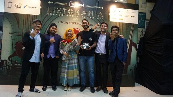 Penampilan Is dengan Payung Teduh, Tatapan Menggoda Nikita Willy