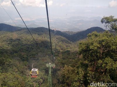 Foto: Penampakan Kereta Gantung Terpanjang Sedunia