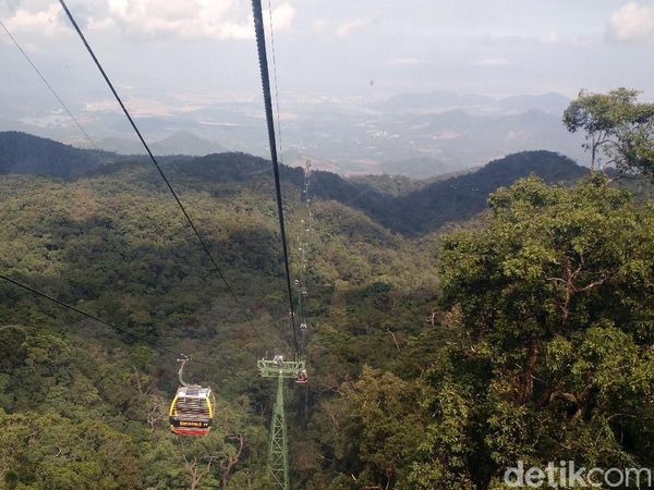 Foto: Penampakan Kereta Gantung Terpanjang Sedunia