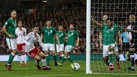 Denmark menata diri kembali usai kebobolan dan sukses menyamakan skor lewat gol bunuh diri Cyrus Christie di menit ke-29. Dia gagal menyapu tendangan Andres Christensen. Denmark pun di atas angin karena punya gol tandang. (Foto: Lee Smith/Action Images via Reuters)