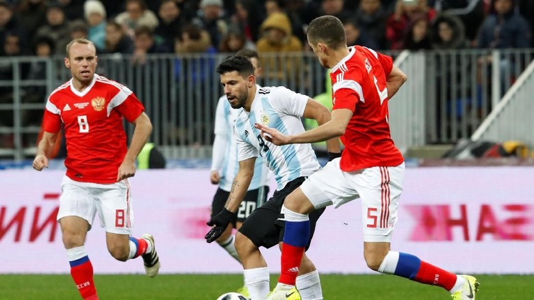 Pingsan di Laga Lawan Nigeria, Aguero Dibawa ke RS Pingsan di Laga Lawan Nigeria, Aguero Dibawa ke RS