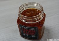 Sambal bajak ukuran 100 ml yang pedas beraroma terasi.