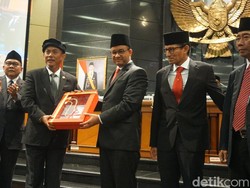 Ketua DPRD Balas Pantun: Rakyat Tak Sabar agar Anies Tepati Janji