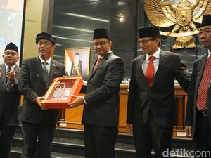 Ketua DPRD Balas Pantun: Rakyat Tak Sabar agar Anies Tepati Janji Ketua DPRD Balas Pantun: Rakyat Tak Sabar agar Anies Tepati Janji