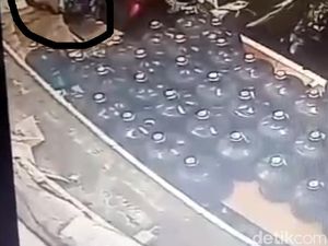 Aksi Brutal Kelompok Bertopeng Aniaya Pemuda Terekam CCTV Aksi Brutal Kelompok Bertopeng Aniaya Pemuda Terekam CCTV