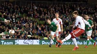 Sebuah gol dari eksekusi penalti Nicklas Bendtner di menit ke-90 melengkapi pesta Denmark malam ini. (Foto: Clodagh Kilcoyne/REUTERS)