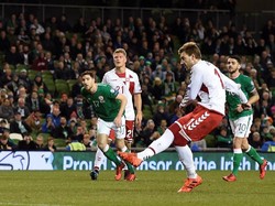 Sebuah gol dari eksekusi penalti Nicklas Bendtner di menit ke-90 melengkapi pesta Denmark malam ini. (Foto: Clodagh Kilcoyne/REUTERS)