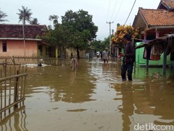 Sungai Meluap, Puluhan Rumah di Karawang Terendam Banjir