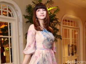 Cassandra Lee Anggun dengan Gaun Bercorak Warna