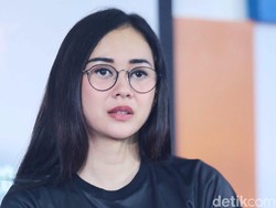 Saat Aura Kasih Diisengi Pelayan Restoran soal Mantan Kekasih