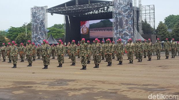 Parade Operasi Amfibi ditampilkan di Perayaan HUT Marinir ke-72