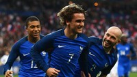 Dimotori Antoine Griezmann dan Olivier Giroud, Prancis lolos sebagai juara Grup A. Ini jadi penampilan ke-15 Les Bleus di Piala Dunia. (Dan Mullan/Getty Images)