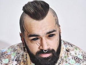 Unik atau Seram? Pria Ini Tato Bola Matanya Jadi Hitam Unik atau Seram? Pria Ini Tato Bola Matanya Jadi Hitam
