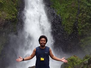 Sempat Foto Bareng Arie Untung, Is eks Payung Teduh Hijrah?