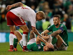 Irlandia pun tertunduk di hadapan pendukungnya sendiri. Mereka harus mengubur mimpi tampil di Piala Dunia 2018. (Foto: Lee Smith/Action Images via Reuters)