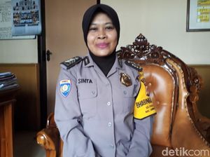 Polisi Baik dari Sumedang Ini Kerap Jadi Guru SLB Polisi Baik dari Sumedang Ini Kerap Jadi Guru SLB