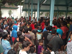 Serunya Tradisi Saweran Tawurji di Keraton Kanoman Cirebon