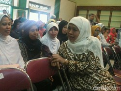 Ditanya Soal Mundur sebagai Mensos, Khofifah: Selesaikan Cawagub Dulu