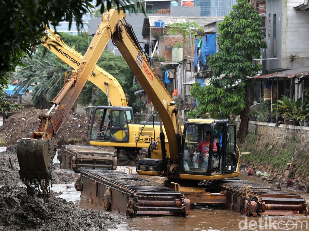 Lumpur Kali Krukut Dikeruk Lumpur Kali Krukut Dikeruk