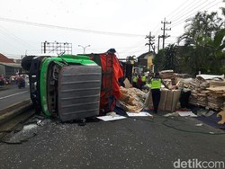 Truk Muat Kertas Terguling di Lawang, Sopir Diduga Ngantuk