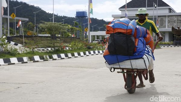 Melihat Aktivitas Pengunjung di PLBN Skouw