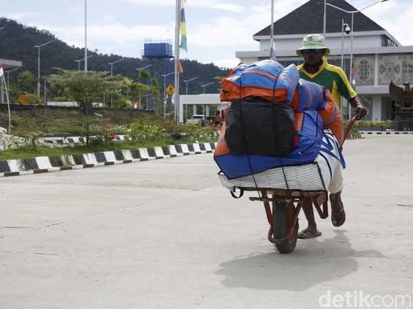 Melihat Aktivitas Pengunjung di PLBN Skouw